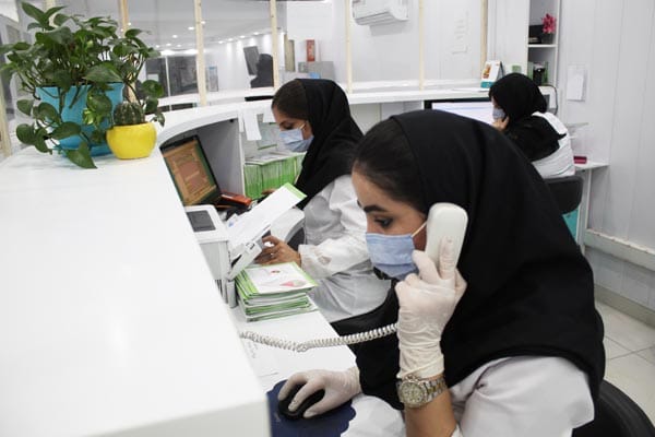 متصدی پذیرش و جوابدهی در آزمایشگاه تشخیص پزشکی