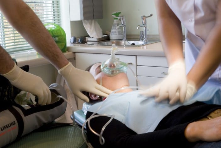 مدیریت اورژانس های پزشکی در مطب دندان پزشکی